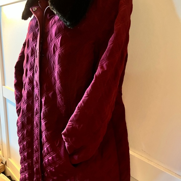 Women's Burgundy Quilted Ski Jacket with Faux Fur Collar - Picture 3 of 7